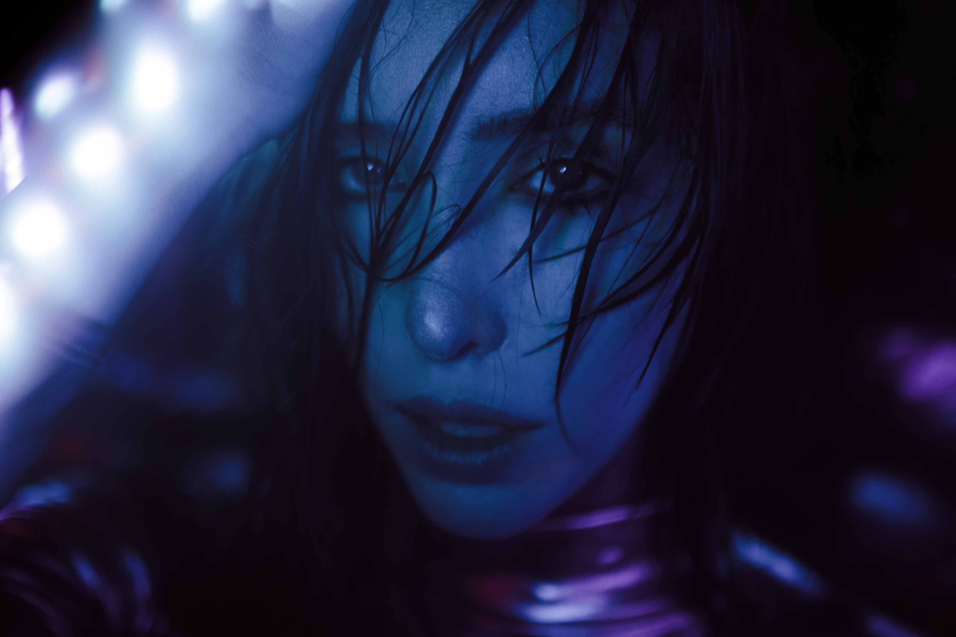 Fotografie im Cyberpunk-Stil: Ein futuristisches Lichtspiel